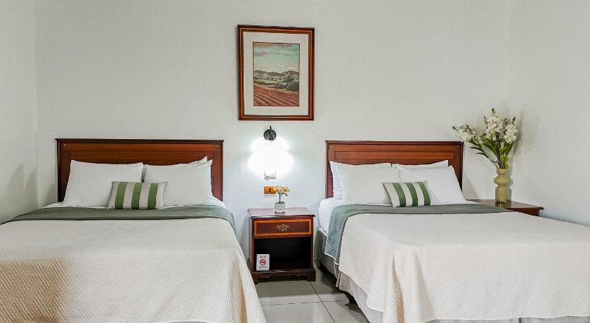 Immagine di Camera Deluxe con 2 Letti Matrimoniali (Deluxe Double Room with Two Double Beds) 5