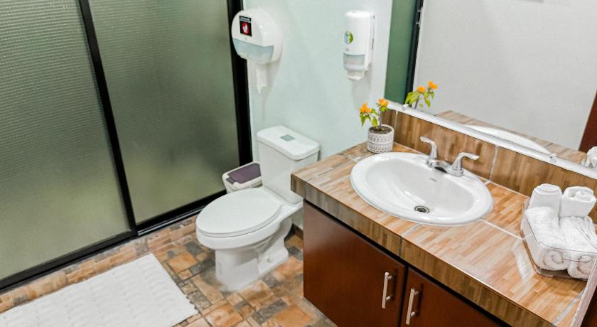 Immagine di Camera Deluxe con 2 Letti Matrimoniali (Deluxe Double Room with Two Double Beds) 6