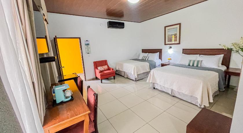 Immagine di Camera Deluxe con 2 Letti Matrimoniali (Deluxe Double Room with Two Double Beds) 3