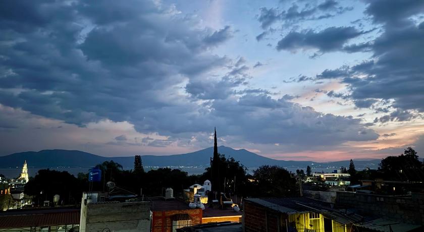 Ajijic Centro with lakeview terrace, AC & walkable