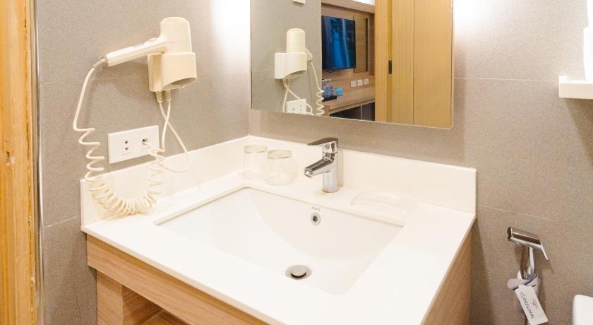 Image of 1 Queen Bed, Suite, Non-Smoking 10