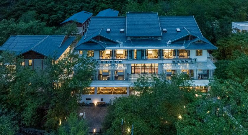 Jiuzhaigou Between Trees and Streams Hotel room