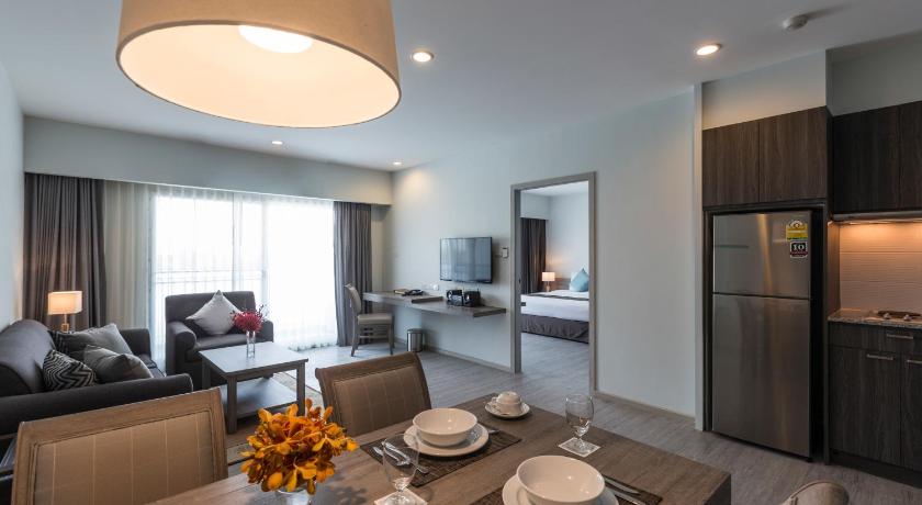 촌부리 Kantary Hotel and Serviced Apartments Amata Bangpakong  4つ星 ホテル プール