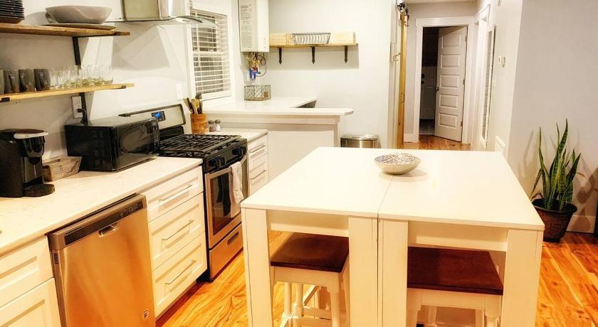 ウィルミントン Cozy Blue Bungalow Walk Downtown! Free parking! 4つ星 宿泊施設 外観