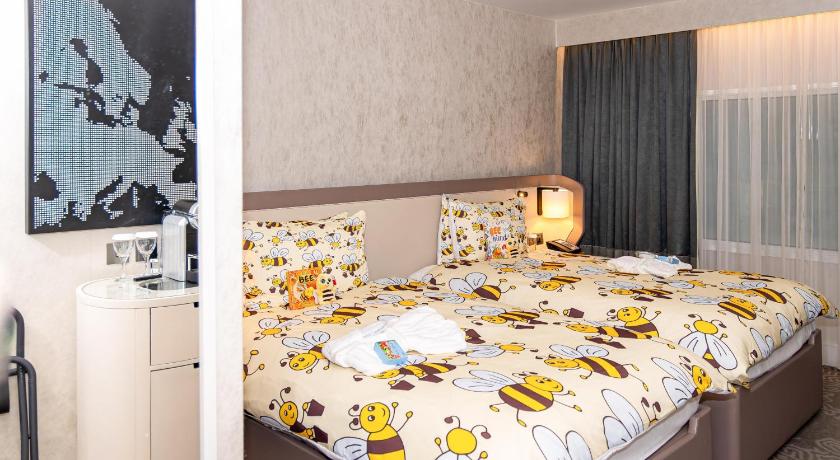 Image of FAMILY CONNECTING ROOM KING AND TWIN 7