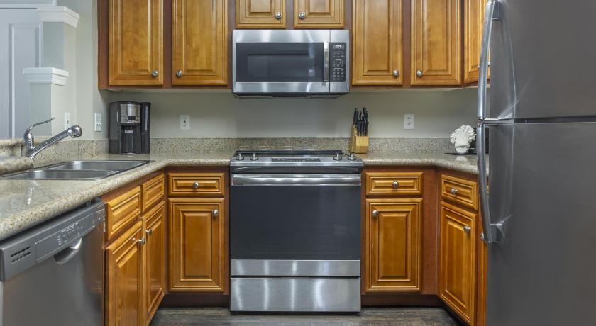 Image of 2 BEDROOM SUITE W/ 1 KING 2 QUEENS AND SOFABD 12