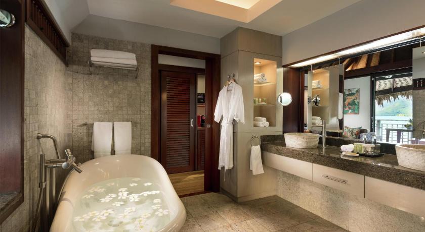 キング　水上バンガロー (King Overwater Bungalow)の画像 2