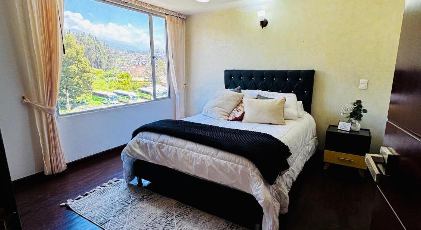 Habitacion central con balcon, bano privado y parqueadero