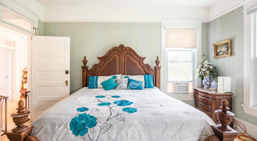 Roanoke (AL) Enloe House Lodging & Events 3-Star Accommodation suite