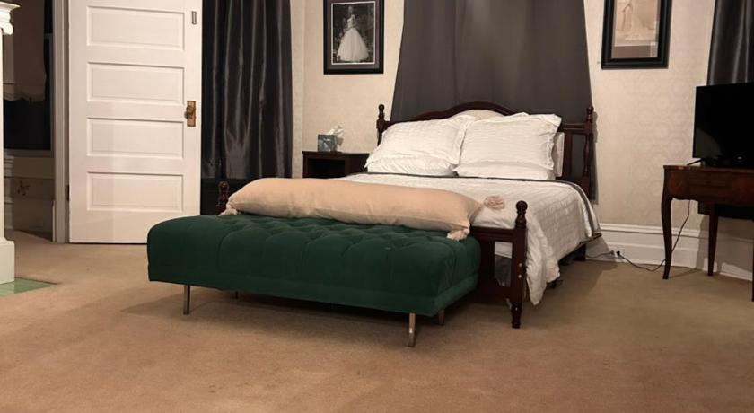 Roanoke (AL) Enloe House Lodging & Events 3-Star Accommodation pool