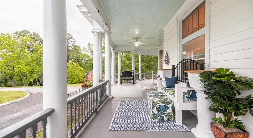 Roanoke (AL) Enloe House Lodging & Events 3-Star Accommodation lobby