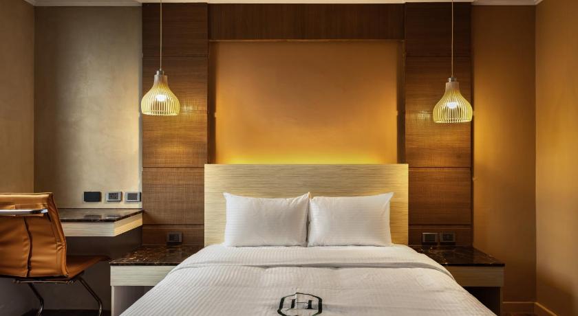 Image of Deluxe Double Room with Bath 1