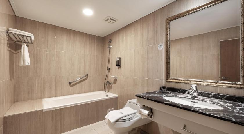 Image of Deluxe Double Room with Bath 2