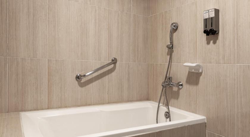 Image of Deluxe Double Room with Bath 5