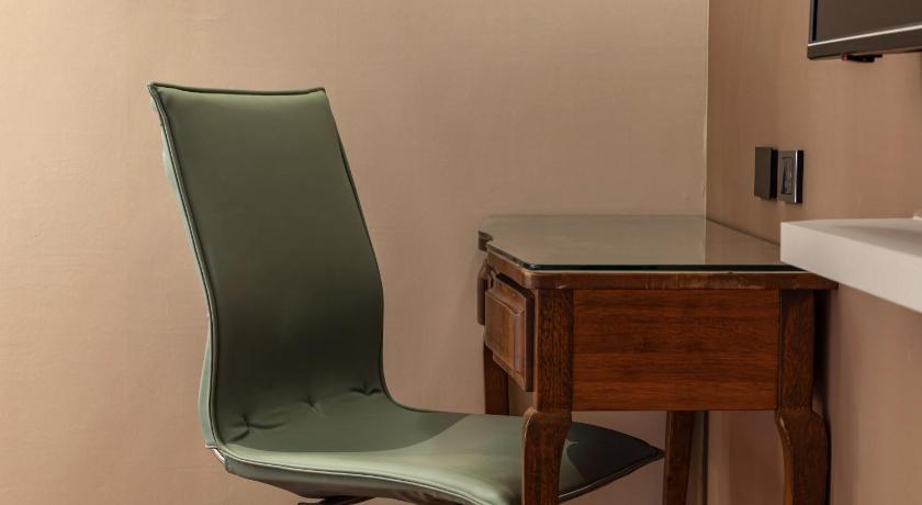 Image of Deluxe Queen Room 8