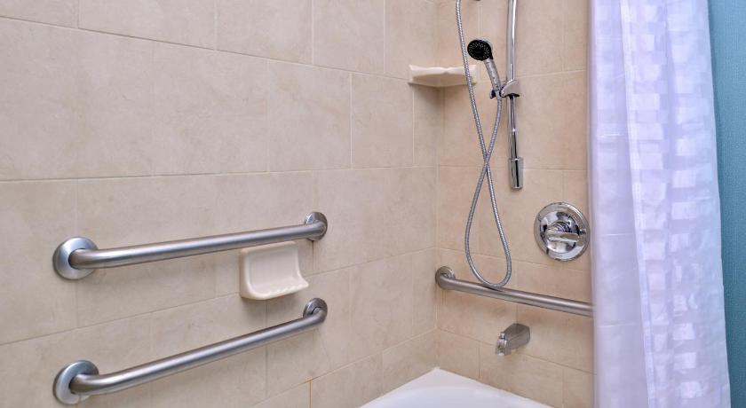 Image of Accessible Two Queen Beds/roll-in Shower (with Sofa Bed) 4