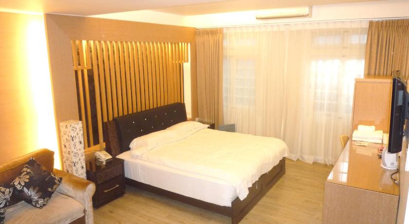 Image of Deluxe Double Room with Bath 0