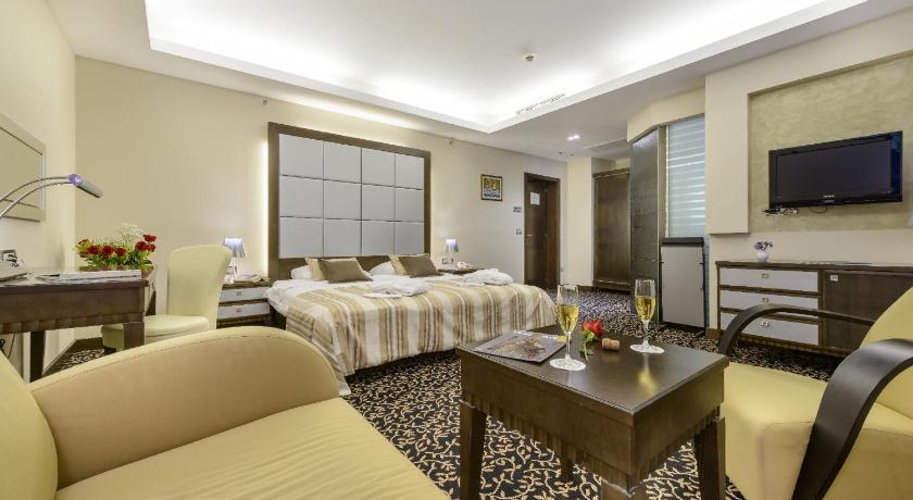 Image of Superior Double Room with Extra Bed 0