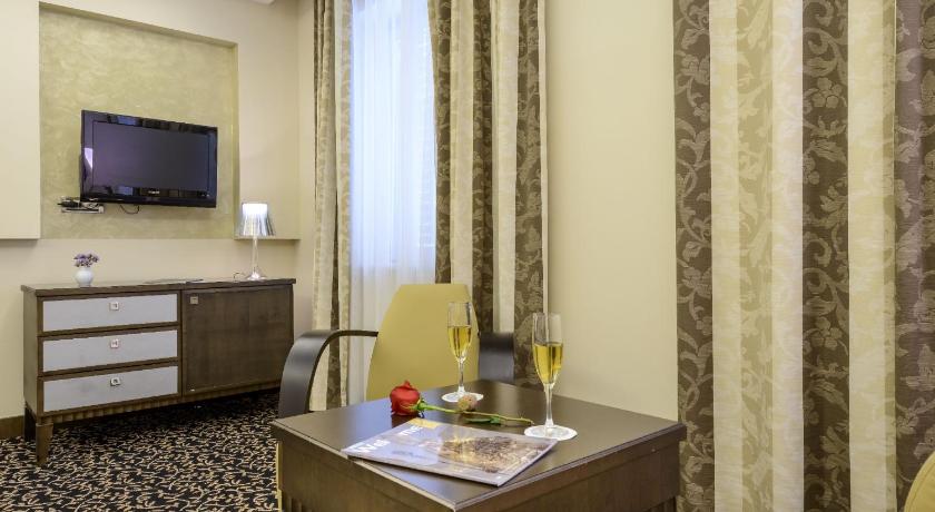Image of Superior Double Room with Extra Bed 14
