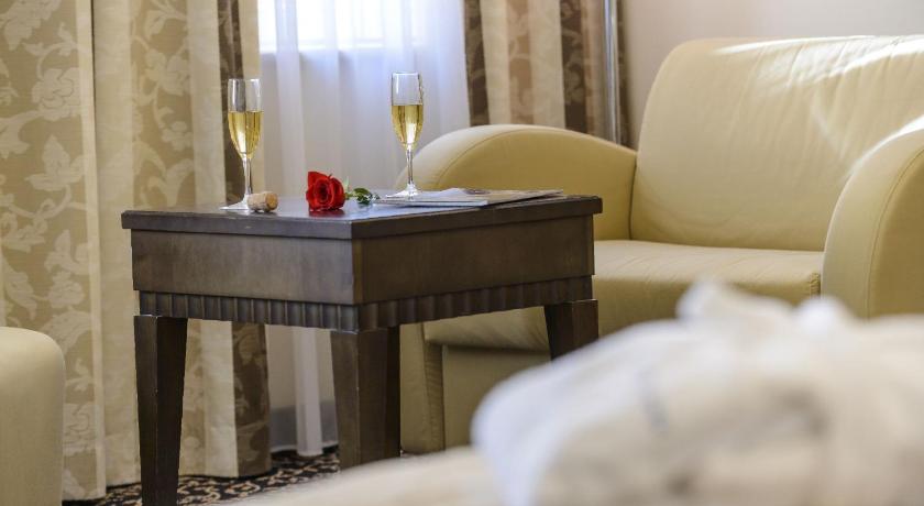 Image of Pool and Sea View Suite 9