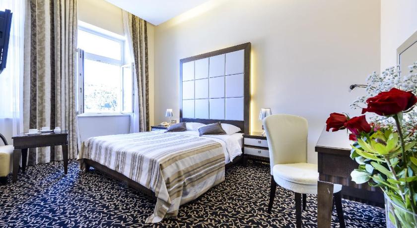 Image of Pool and Sea View Suite 4