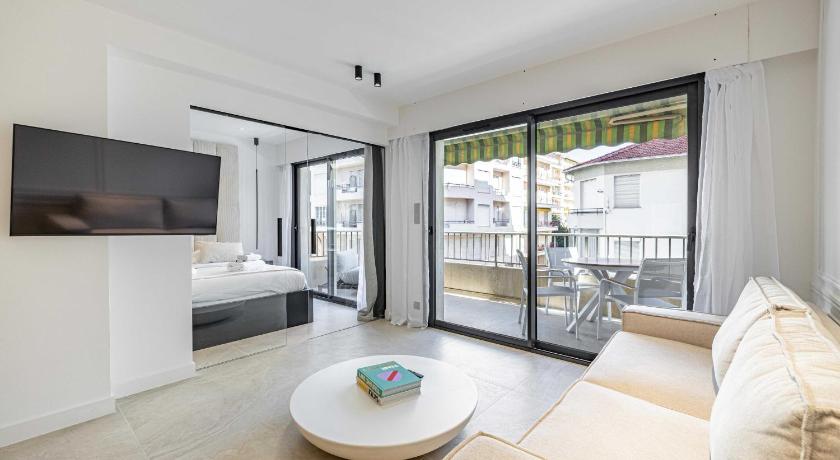 Renovated Prestige 3P Luxe apt Terrace & Parking - image 2