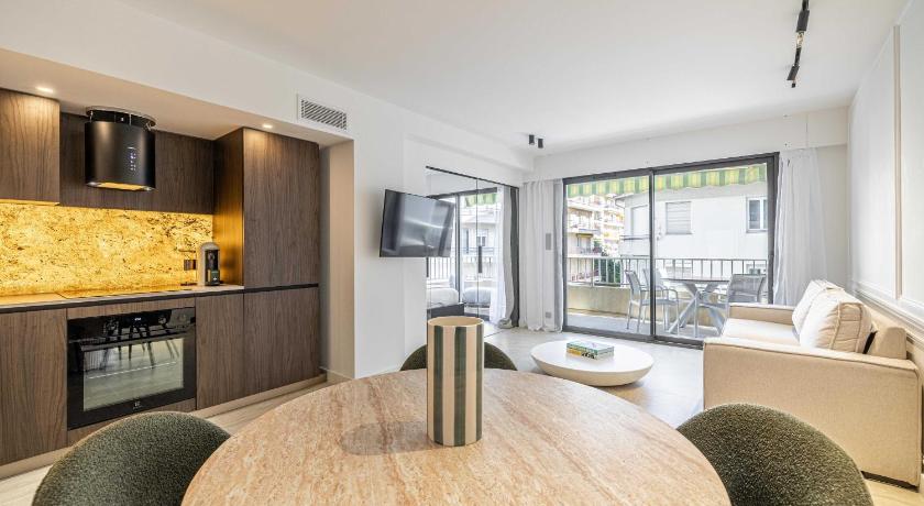 Renovated Prestige 3P Luxe apt Terrace & Parking - image 3