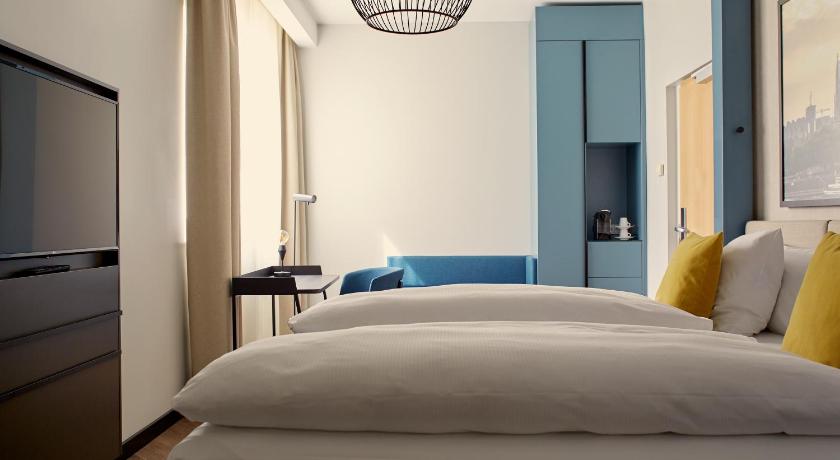 Image of Deluxe Room with Queen Bed 1