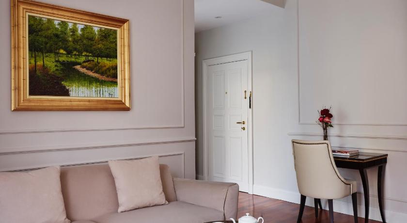 Image of Family Room with Sofa Bed and City View 4