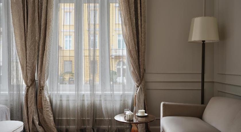 Image of Family Room with Sofa Bed and City View 3
