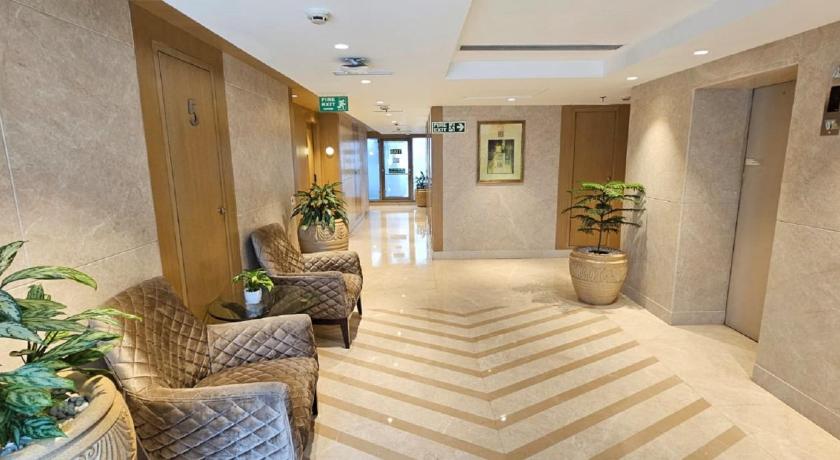 Imatge de Executive Room with alcoholic / non - alcoholic house drinks , a platter of Fruits and Cookies , 01 way airport transfers, 10% off on food & soft beverages, complimentary sauna and steam once during the stay 5