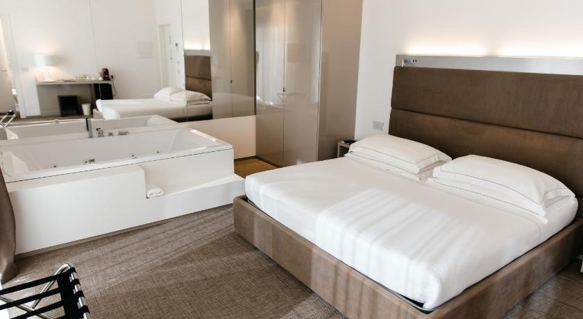 Image of King Room with Spa Bath 4