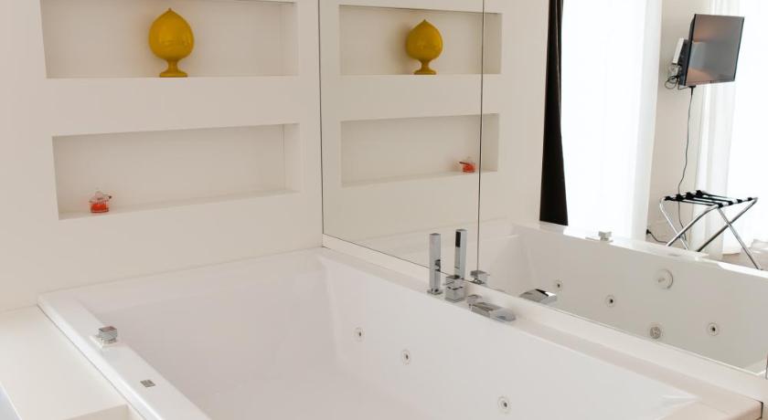 Image of King Room with Spa Bath 2