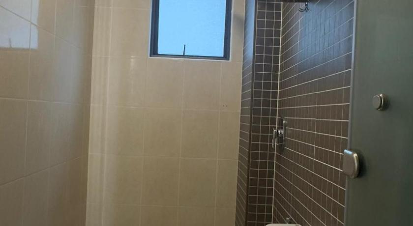 Bild von: One Double One Single Bed Room 11