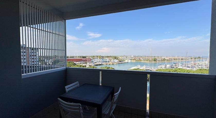 Aprilia Breeze, Piscina e Magnifica Vista sul Porto