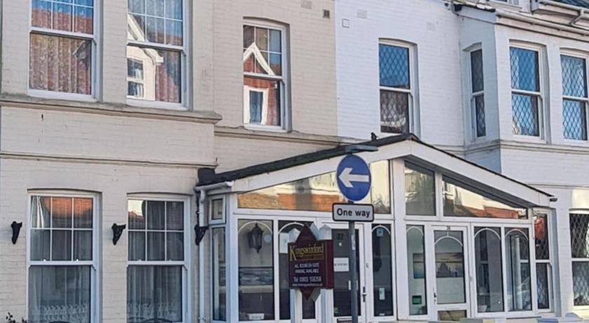 Kingswinford Guest House with Free Parking