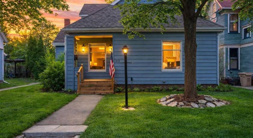 Blue & Gold Retreat sleeps 14 Minutes from ND