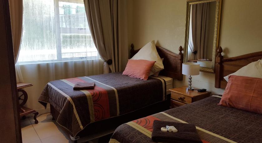 Image of Family Room (2 Adults + 2 Children) 2