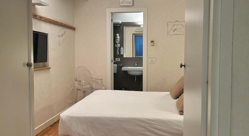 Фото: Двухместный номер эконом-класса с 1 или 2 кроватями (Economy Double or Twin Room) 1