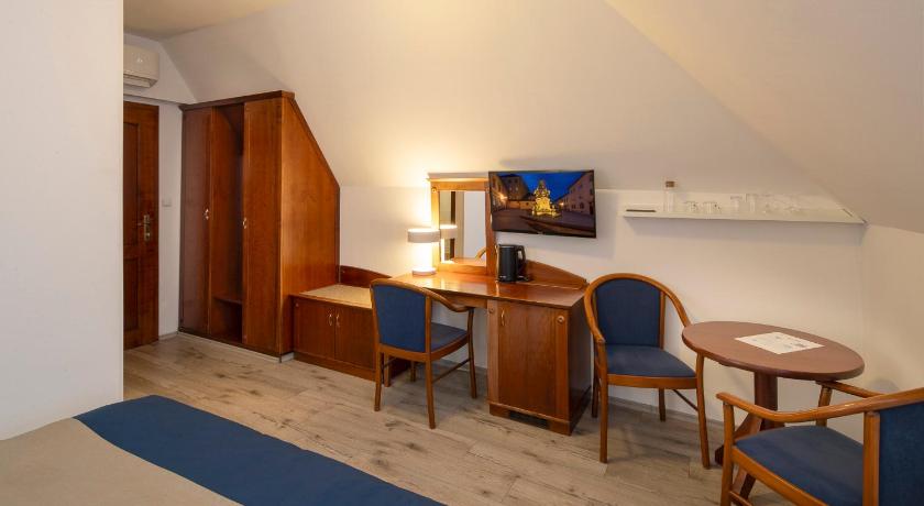 Image of Standard Queen Room 7