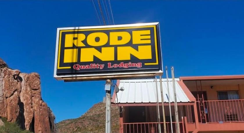 Clifton Rode Inn of Clifton 4-Star Accommodation pool
