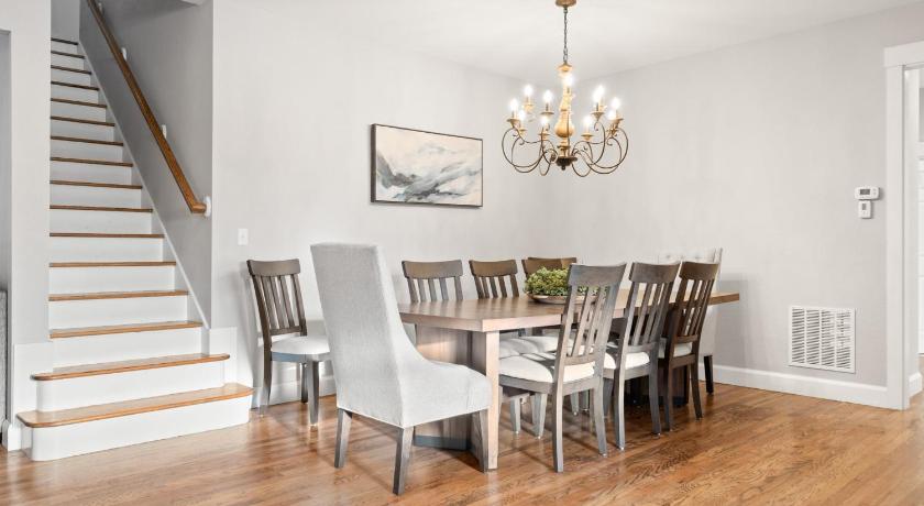 ロイヤル・パインズ (NC) Secluded Luxury Home with Pool and Hot Tub in ASHEVILLE 15 min to Downtown 4つ星 宿泊施設 レストラン