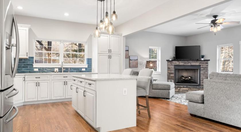 ロイヤル・パインズ (NC) Secluded Luxury Home with Pool and Hot Tub in ASHEVILLE 15 min to Downtown 4つ星 宿泊施設 客室