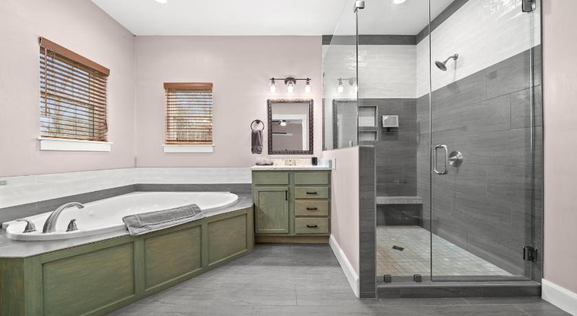 ロイヤル・パインズ (NC) Secluded Luxury Home with Pool and Hot Tub in ASHEVILLE 15 min to Downtown 4つ星 宿泊施設 眺望