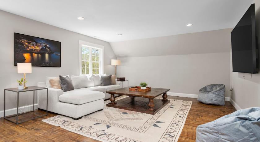 ロイヤル・パインズ (NC) Secluded Luxury Home with Pool and Hot Tub in ASHEVILLE 15 min to Downtown 4つ星 宿泊施設 ロビー