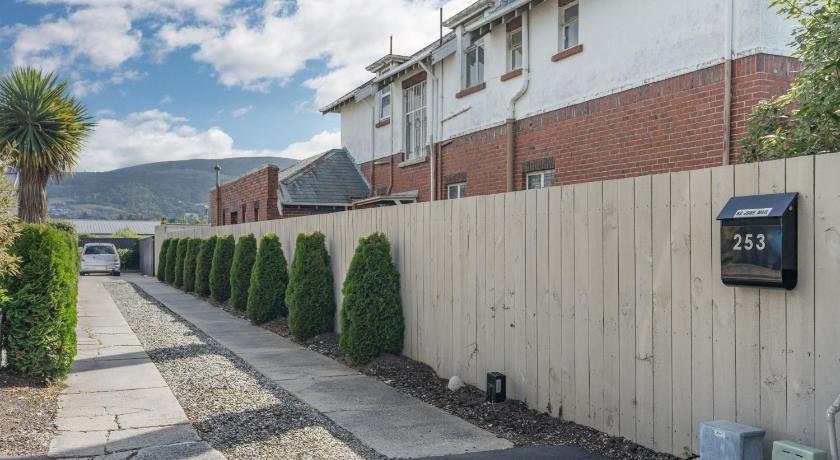 Image of Apartment with Mountain View (253 Highgate) 13
