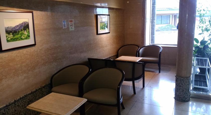 a room with a table and chairs in it, Hotel New Green Kashiwazaki in Nagaoka
