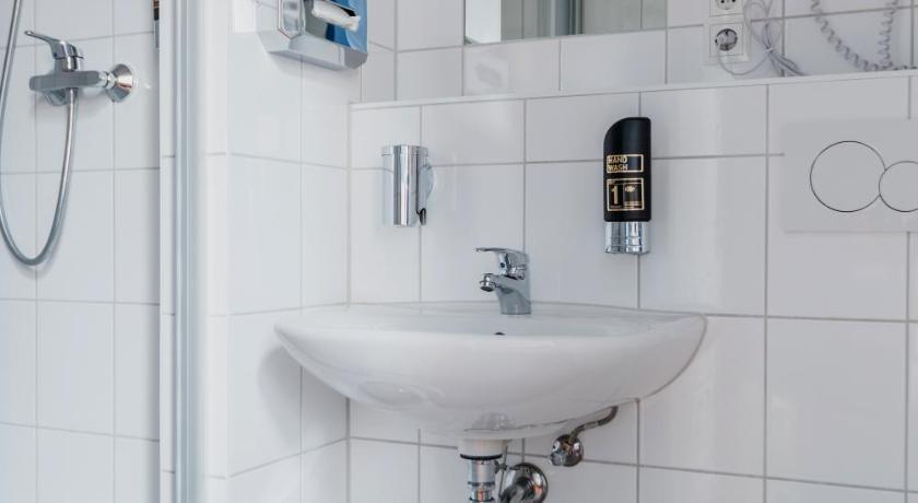 Image of Six-Bed Room 11