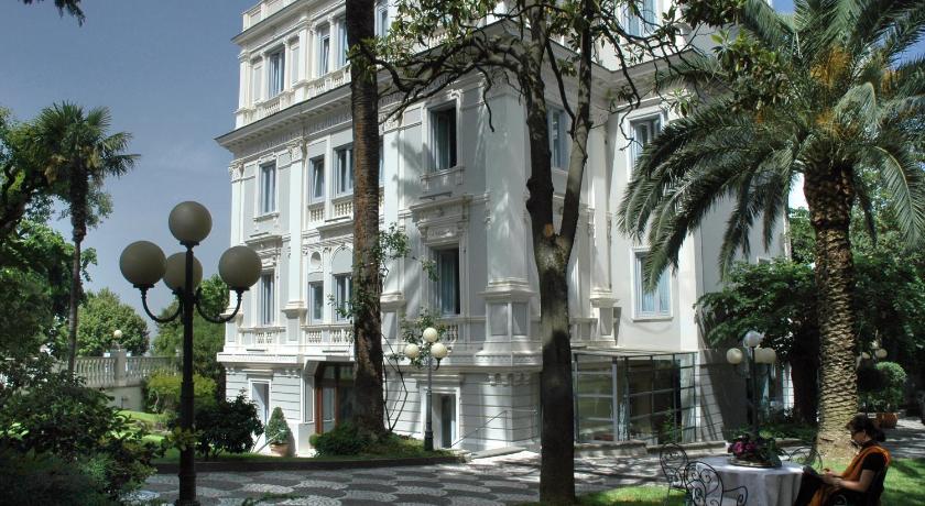Hotel Flora photo