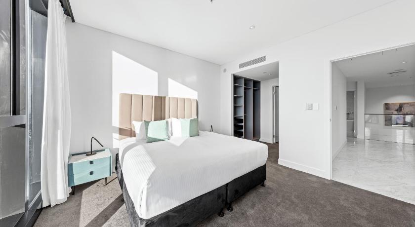 Image of 3-Bedroom, 3-Bathroom Split-Level Sky High Executive 8